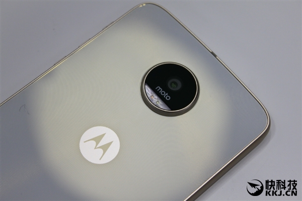 联想重回巅峰之作！Moto ZZ Play现场图：定义模块化手机