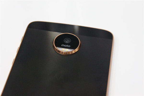 联想重回巅峰之作！Moto ZZ Play现场图：定义模块化手机