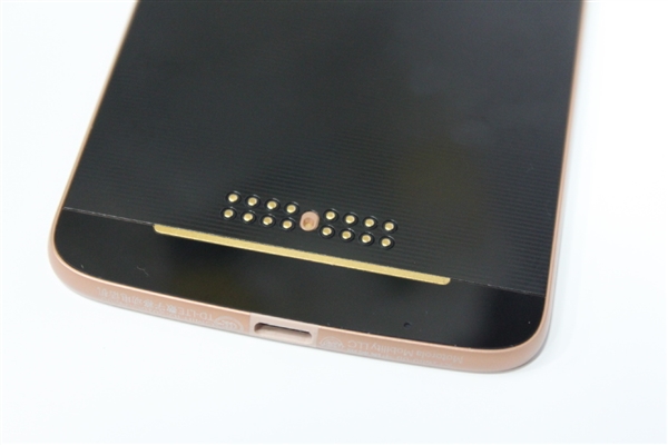 联想重回巅峰之作！Moto ZZ Play现场图：定义模块化手机