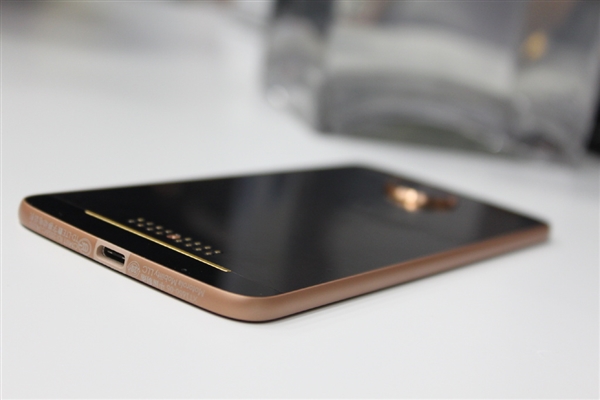 联想重回巅峰之作！Moto ZZ Play现场图：定义模块化手机