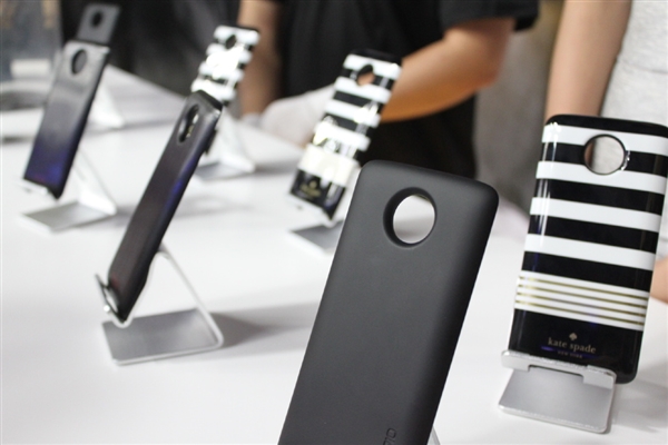 联想重回巅峰之作！Moto ZZ Play现场图：定义模块化手机