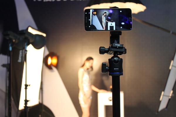 联想重回巅峰之作！Moto ZZ Play现场图：定义模块化手机