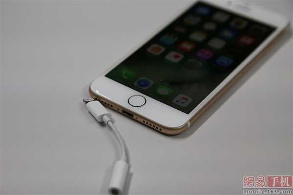 对比6S！iPhone 7土豪金高清图赏