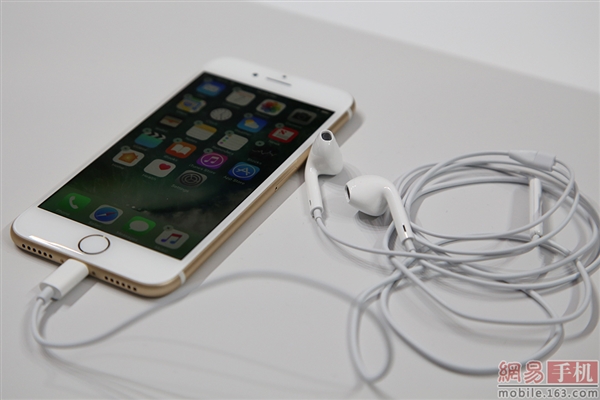 对比6S！iPhone 7土豪金高清图赏
