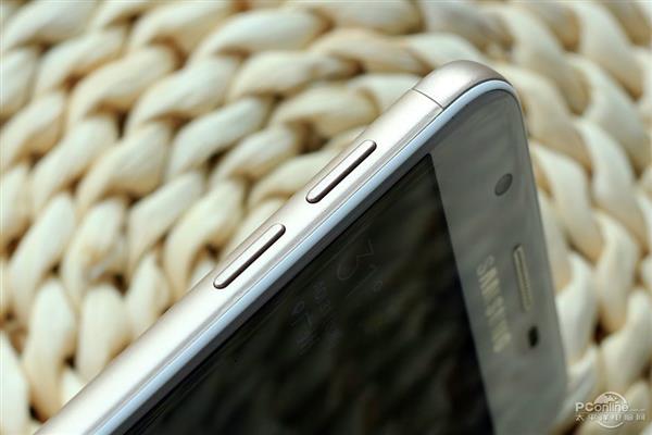 三星Galaxy On7 (2016)图赏：金属机身、摄像头0凸