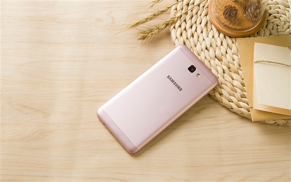 三星Galaxy On7 (2016)图赏：金属机身、摄像头0凸