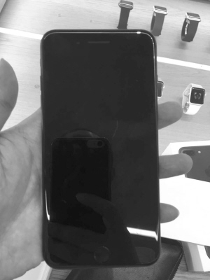 男子加价面交亮黑iPhone 7P无法开机 苹果只退款原机主