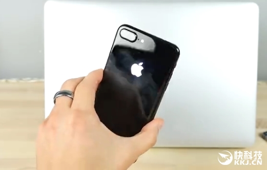 逼格爆表：iPhone 7 Plus亮黑色背部Logo发光后...