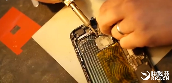 逼格爆表：iPhone 7 Plus亮黑色背部Logo发光后...