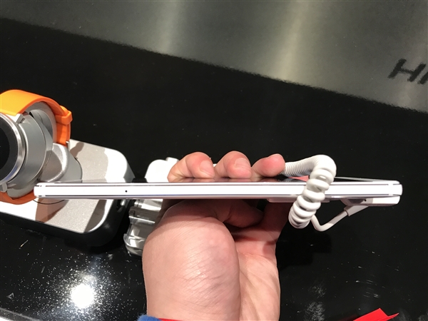 华为Mate 9陶瓷白高清图赏：清新利落