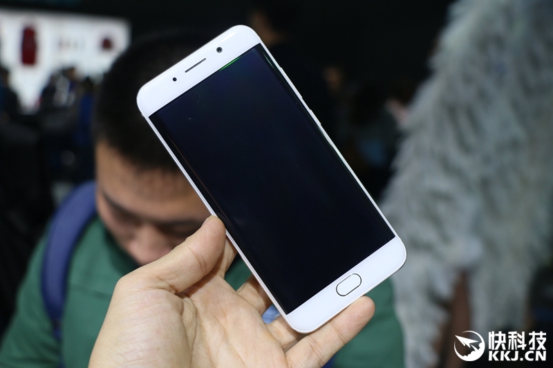 新双曲面屏很逆天！vivo超级旗舰Xplay6上手图赏