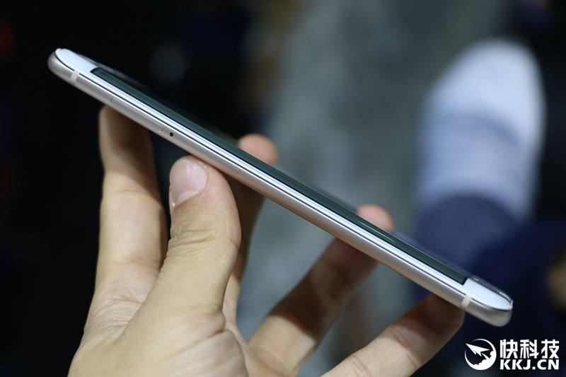 新双曲面屏很逆天！vivo超级旗舰Xplay6上手图赏