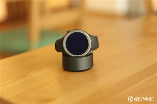 2388元！Moto 360运动版国行图赏：硅胶腕带