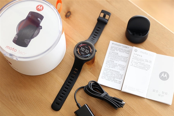 2388元！Moto 360运动版国行图赏：硅胶腕带