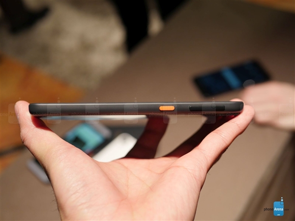 多图预警！HTC三款新机图赏：泼彩设计够个性