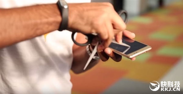 899元红米Note 3屏幕强度测试：汽车压不坏