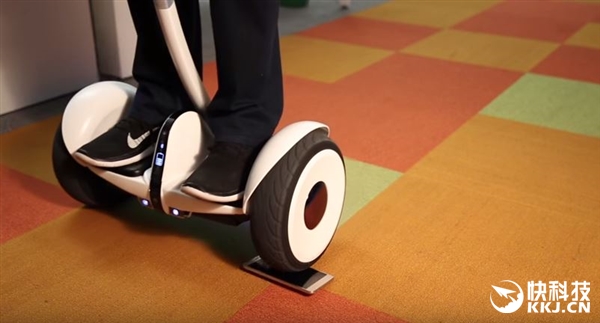 899元红米Note 3屏幕强度测试：汽车压不坏