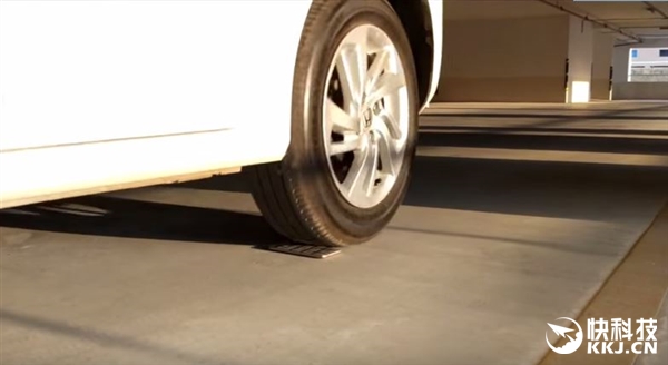 899元红米Note 3屏幕强度测试：汽车压不坏