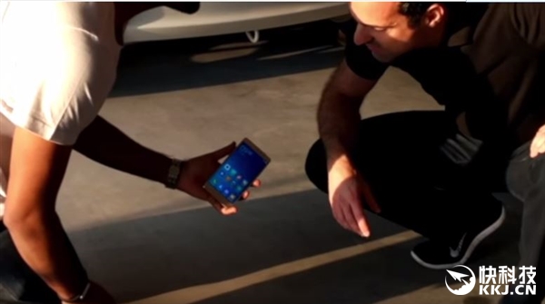 899元红米Note 3屏幕强度测试：汽车压不坏