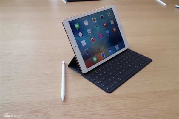 9.7英寸iPad Pro现场图赏：销魂的小白带
