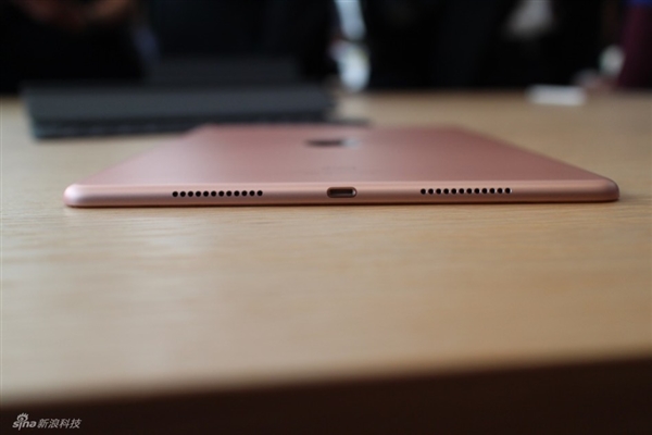 9.7英寸iPad Pro现场图赏：销魂的小白带