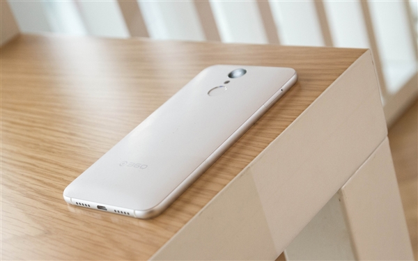 599元！360新款手机F4图赏：对称美学