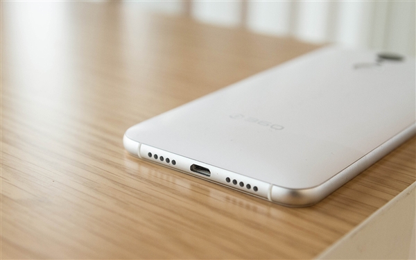 599元！360新款手机F4图赏：对称美学