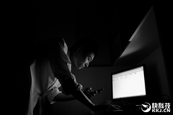 20岁小伙深夜玩手机脑萎缩：几乎每晚不睡