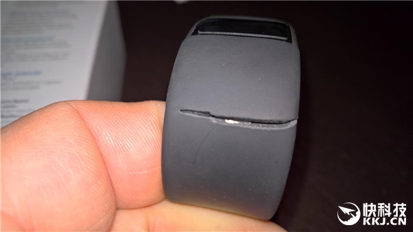 触目惊心！微软手环2腕带大量开裂