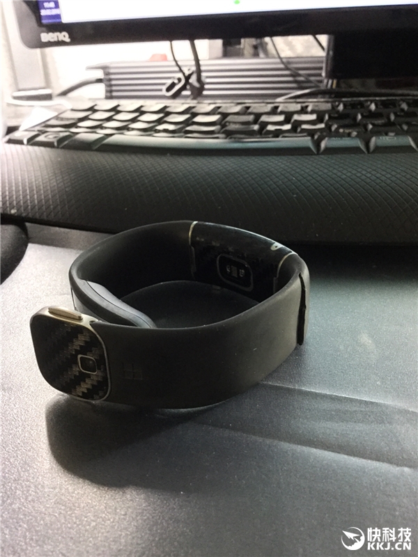 触目惊心！微软手环2腕带大量开裂