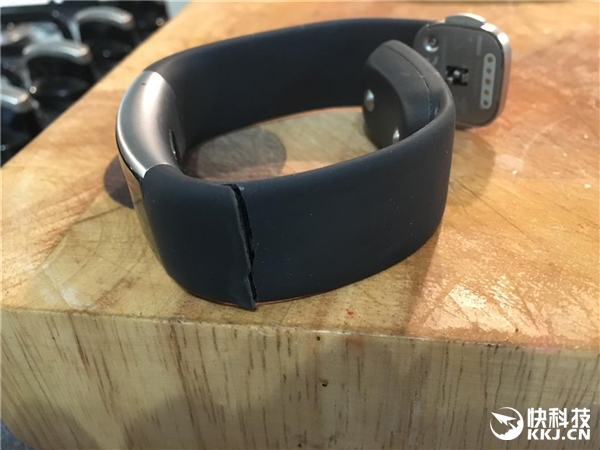 触目惊心！微软手环2腕带大量开裂