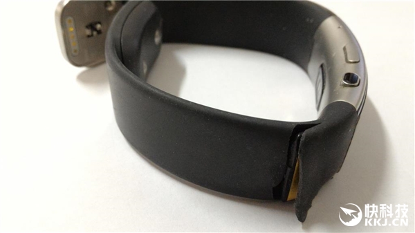 触目惊心！微软手环2腕带大量开裂