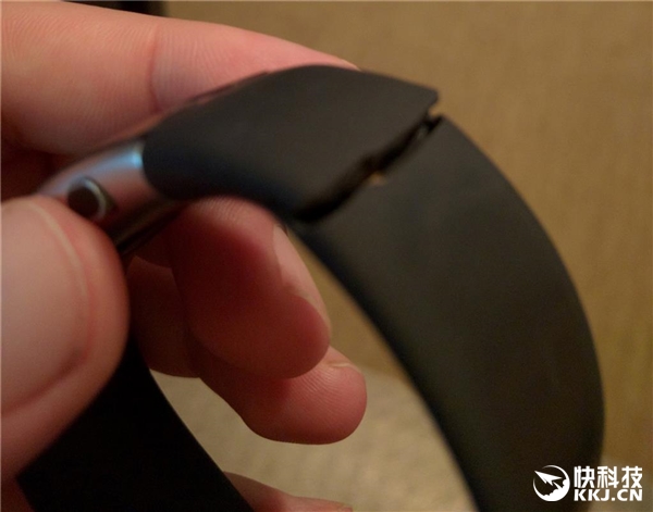 触目惊心！微软手环2腕带大量开裂
