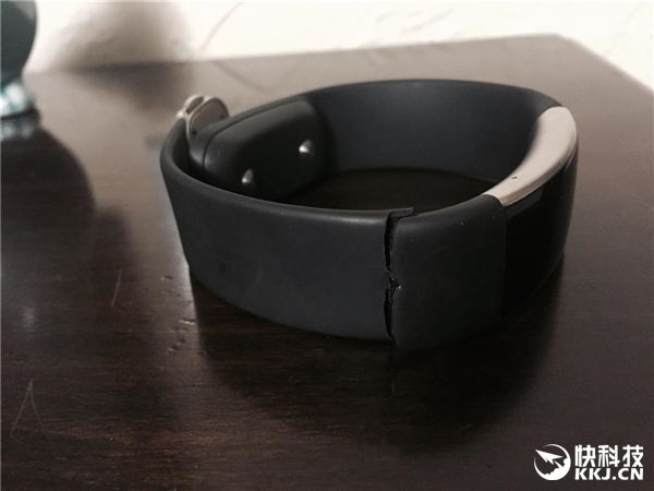 触目惊心！微软手环2腕带大量开裂