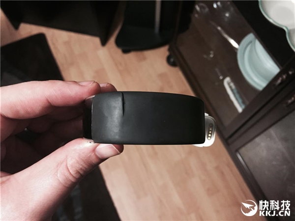 触目惊心！微软手环2腕带大量开裂