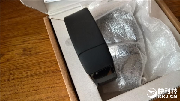 触目惊心！微软手环2腕带大量开裂