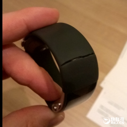 触目惊心！微软手环2腕带大量开裂