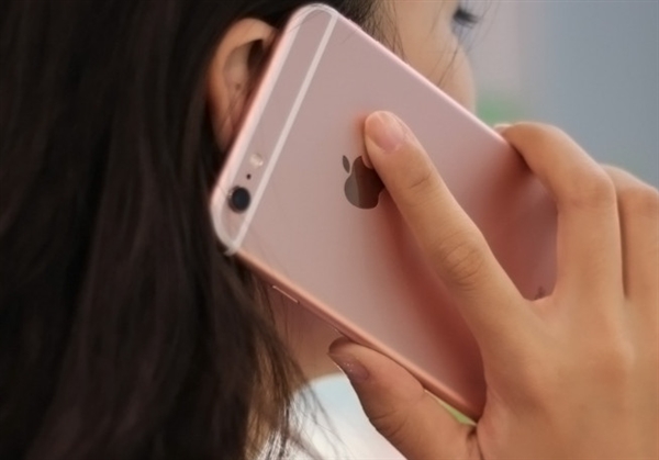 小伙攒钱送女友iPhone 6s自己用旧手机：结局悲剧