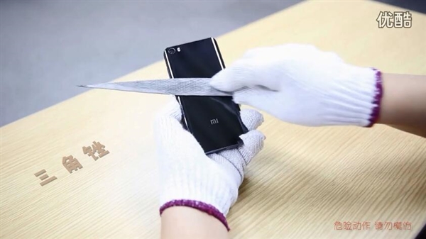 小米5陶瓷后壳有多硬？暴虐视频让人吃惊