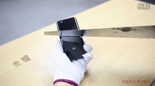 小米5陶瓷后壳有多硬？暴虐视频让人吃惊