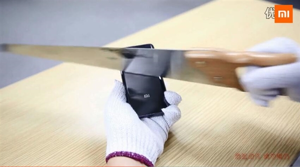 小米5陶瓷后壳有多硬？暴虐视频让人吃惊