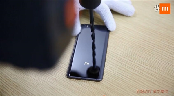 小米5陶瓷后壳有多硬？暴虐视频让人吃惊