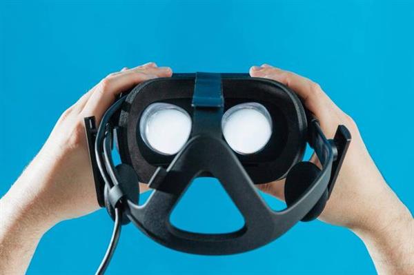 外媒评测Oculus Rift：根本不值得买！