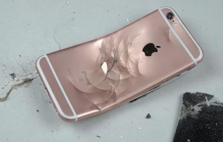 东莞大学老师让学生自己砸手机：不然就挂科