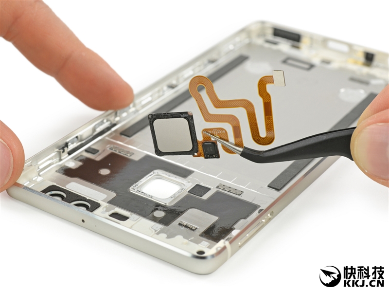 双镜头的秘密！华为P9高清拆解：瞧 那颗螺丝