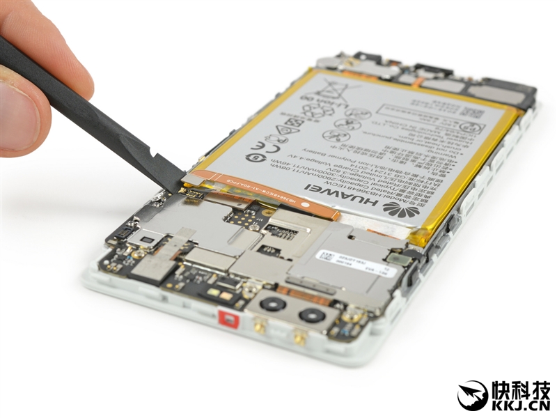 双镜头的秘密！华为P9高清拆解：瞧 那颗螺丝