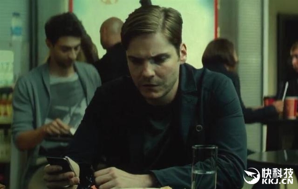 vivo强势植入《美国队长3》：这手机 亮瞎