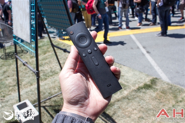 美国首发！小米4K电视盒、游戏手柄上手：性价神器