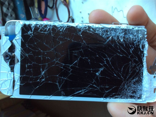 悲惨一幕！苹果iPhone SE刚买回5天后...