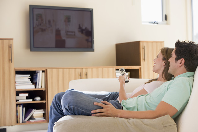 调查：美国人每天4.3h看电视 1.5h玩手机 